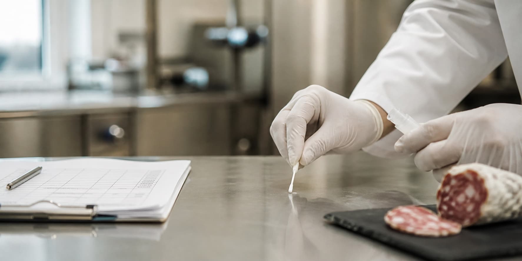 Contrôle qualité réalisé sur un produit alimentaire en laboratoire